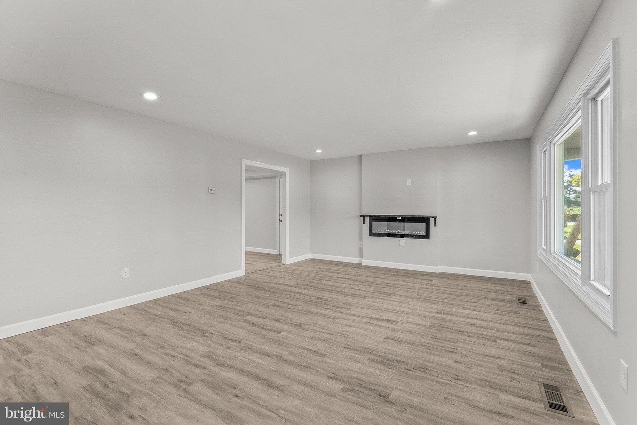 12 Holbrook Ln - Photo 3 of 31