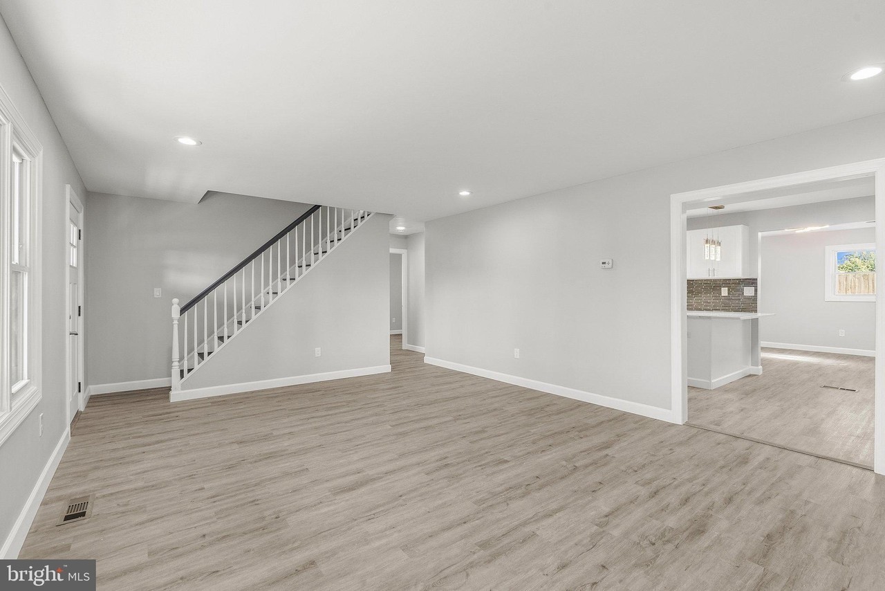 12 Holbrook Ln - Photo 4 of 31