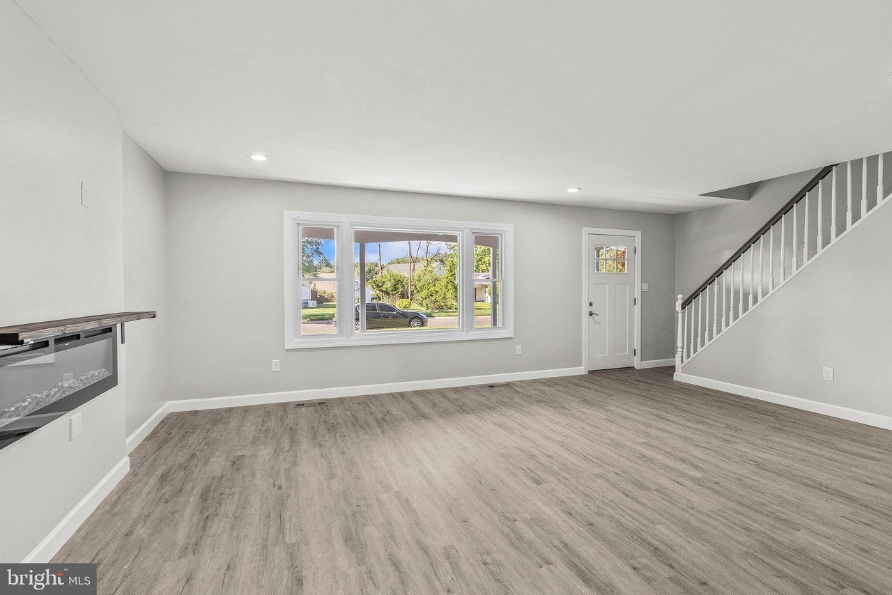 12 Holbrook Ln - Photo 5 of 31