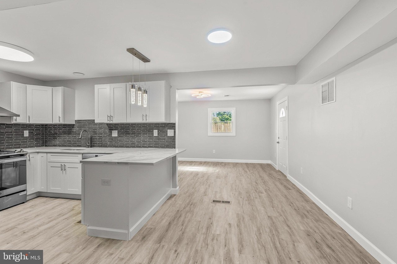 12 Holbrook Ln - Photo 6 of 31