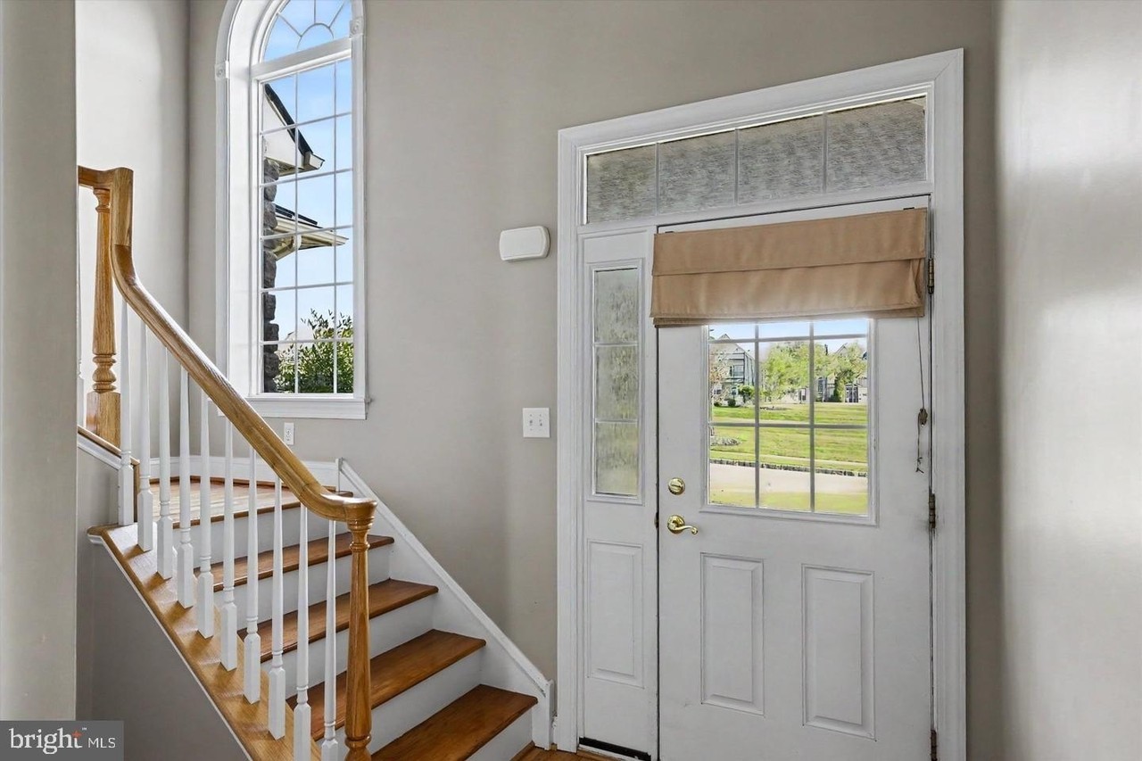 2394 Rosemont Ter - Photo 4 of 42