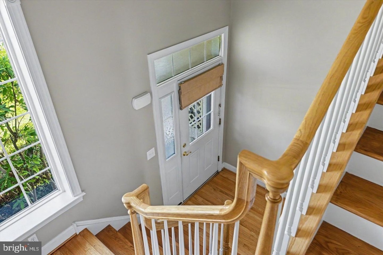 2394 Rosemont Ter - Photo 5 of 42