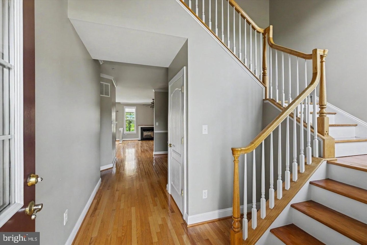 2394 Rosemont Ter - Photo 6 of 42