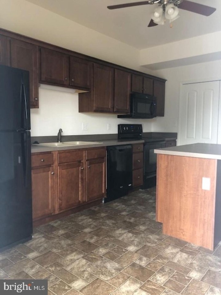 550 Hometowne Ter - Photo 2 of 11
