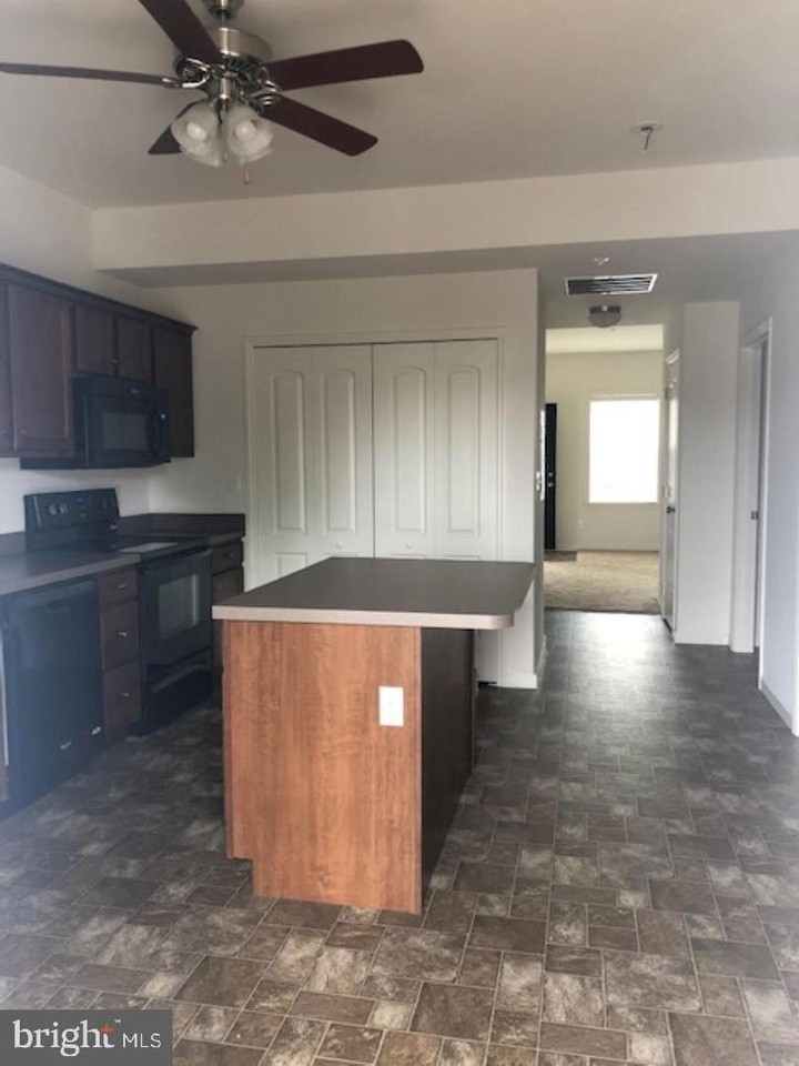 550 Hometowne Ter - Photo 3 of 11