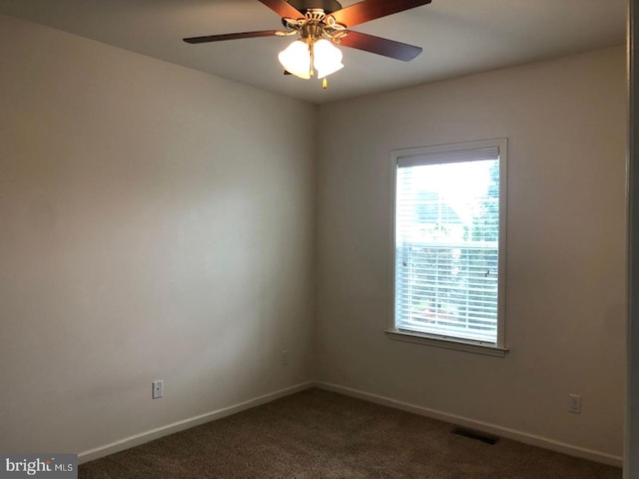 550 Hometowne Ter - Photo 5 of 11