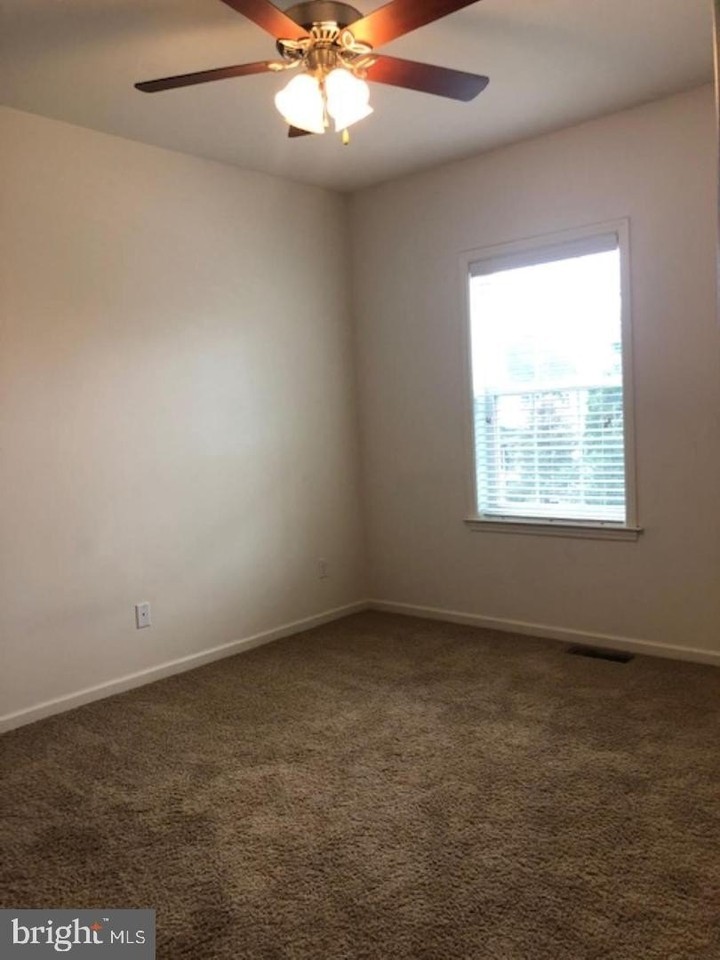 550 Hometowne Ter - Photo 6 of 11