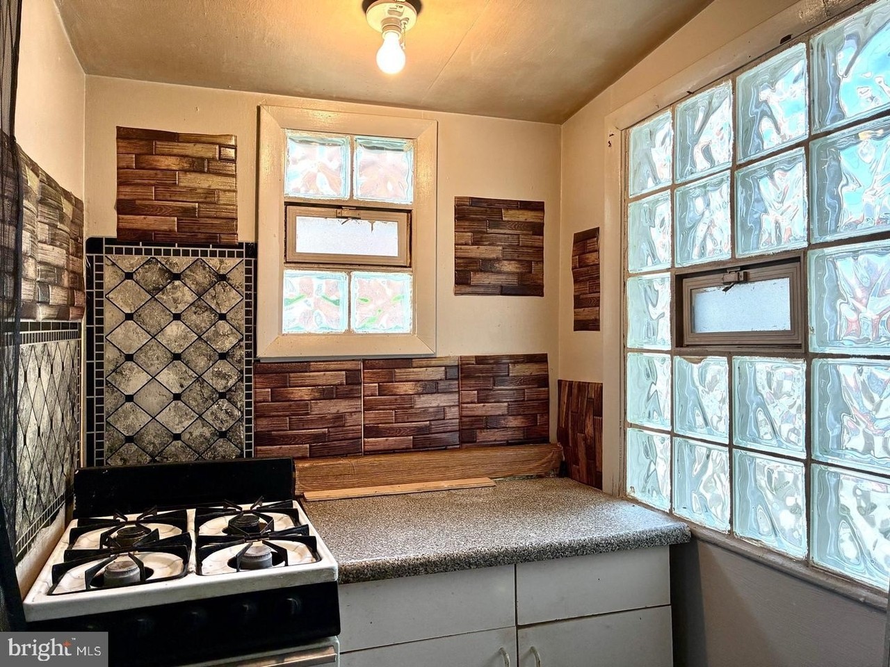1305 Dyre St #1stFL - Photo 7 of 11