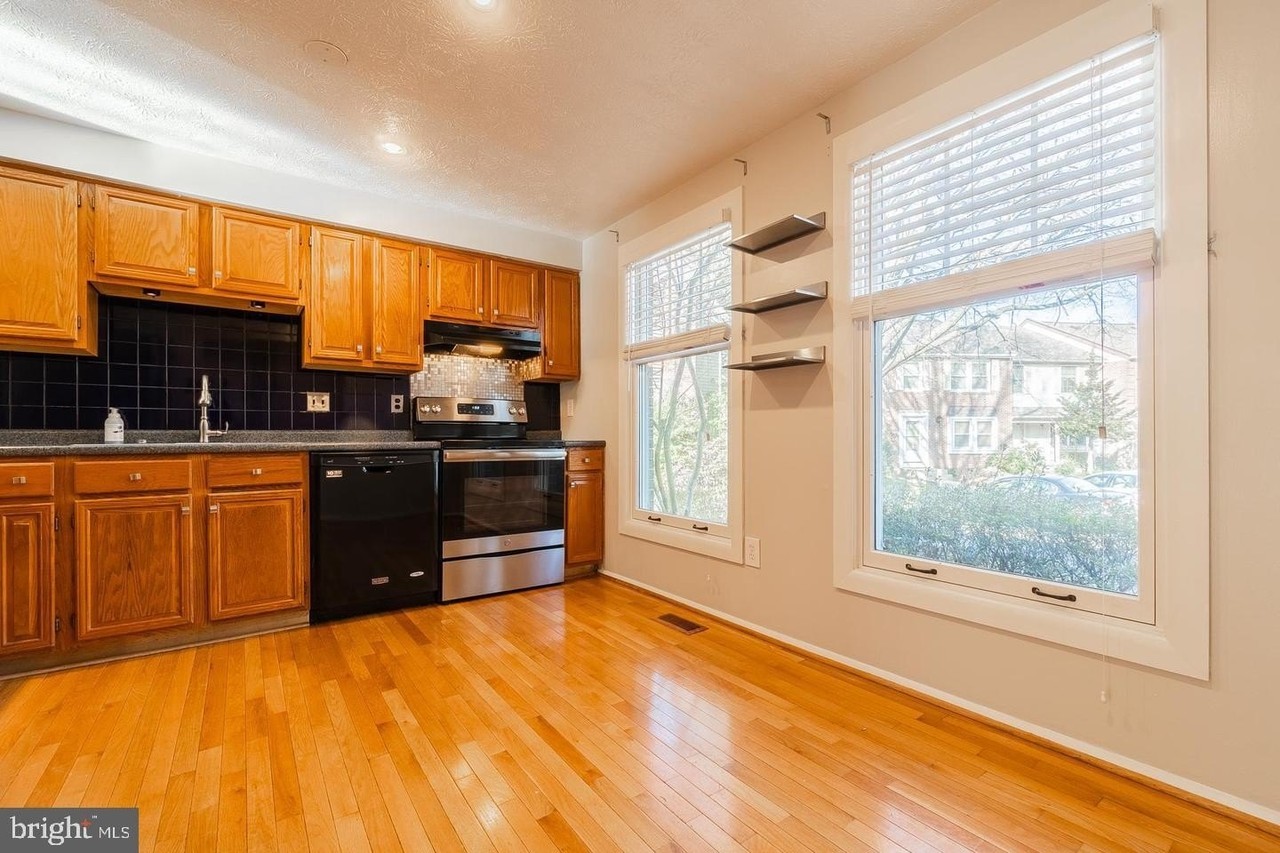 2911 Montauk Ct - Photo 5 of 37