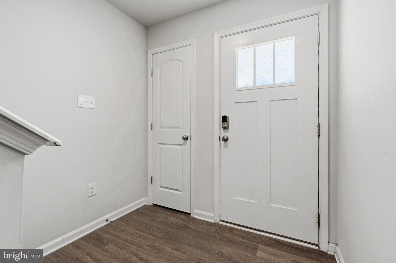 123 Vespucci Ln - Photo 3 of 34