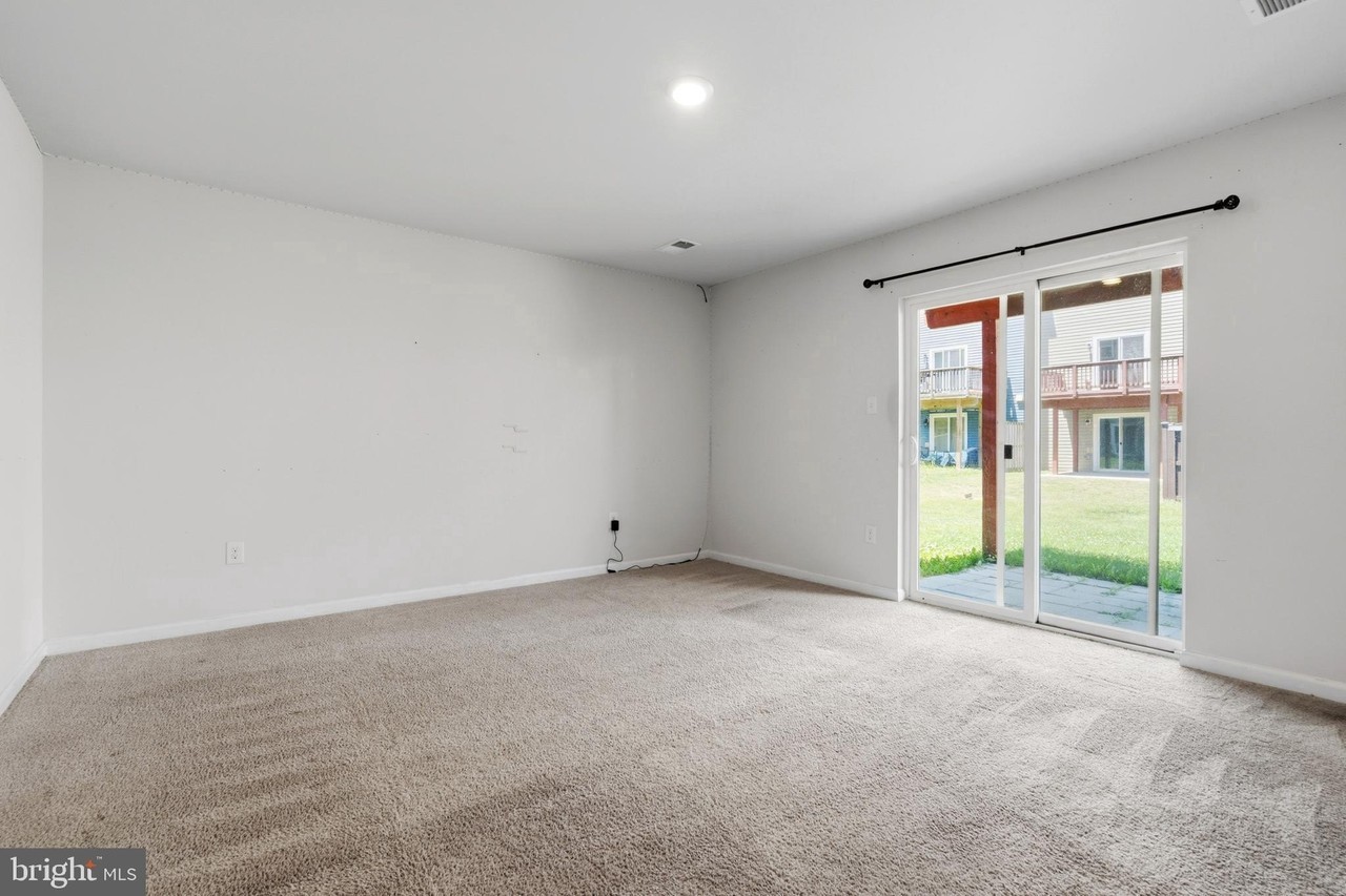 123 Vespucci Ln - Photo 5 of 34