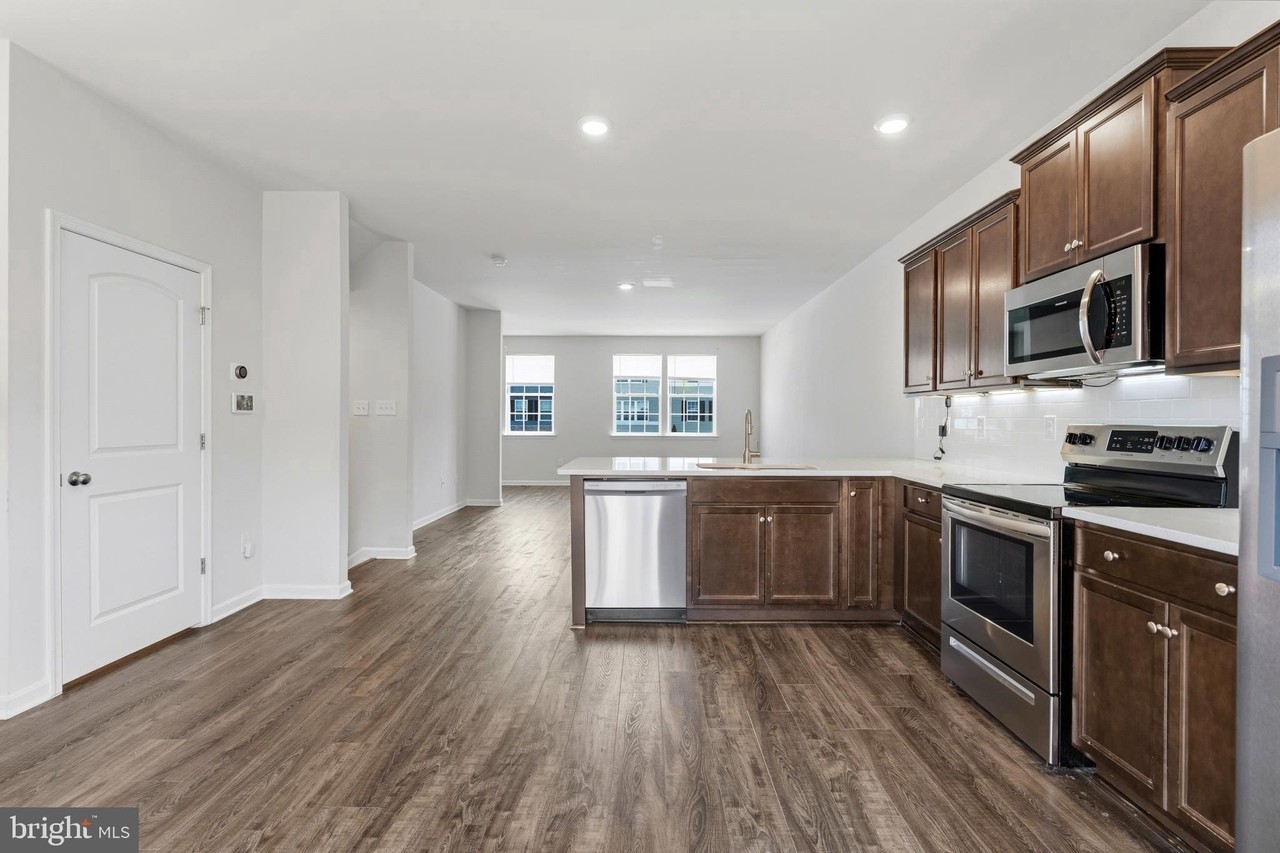 123 Vespucci Ln - Photo 7 of 34