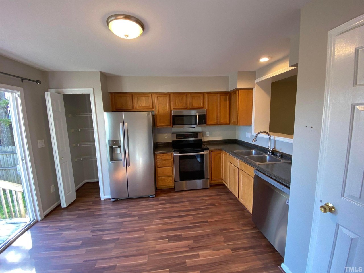 327 W Trinity Ave - Photo 6 of 17