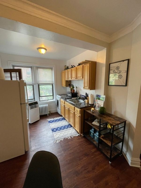 639 W Roscoe St - Photo 2 of 9