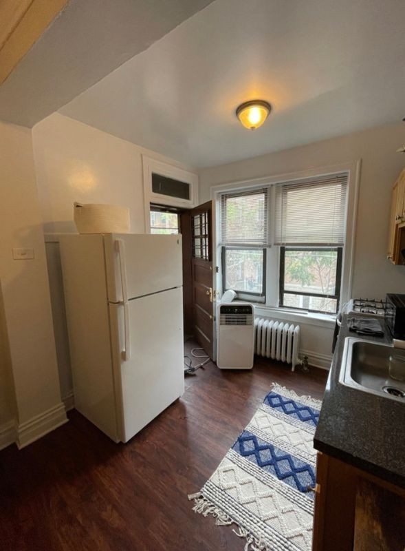 639 W Roscoe St - Photo 6 of 9