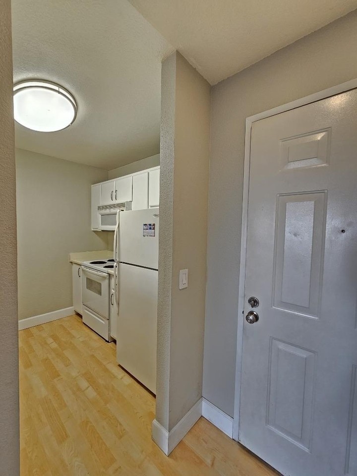 695 Bristol Dr #380 - Photo 3 of 10