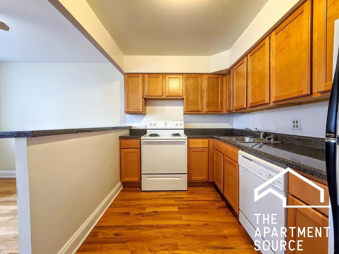 1446 N Dearborn St #E5 - Photo 3 of 10