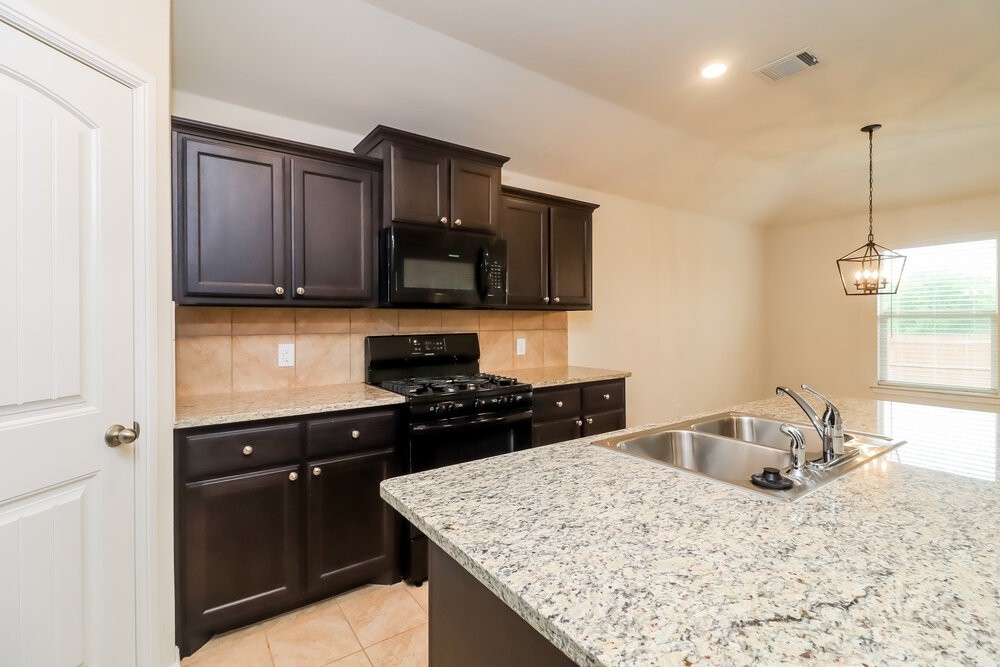 844 Wylie St - Photo 7 of 16