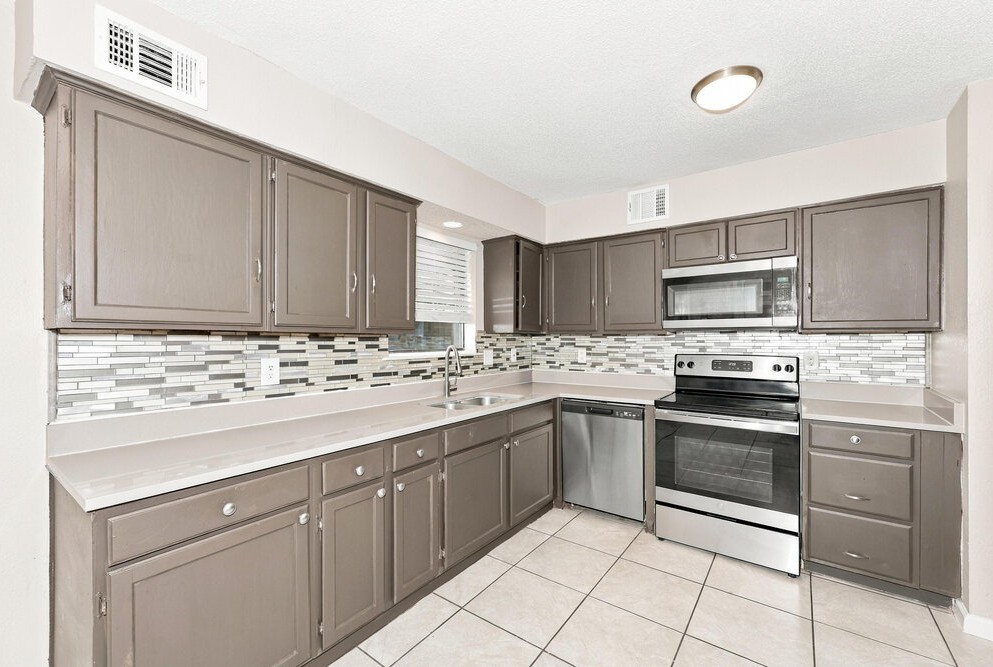 2241 Collier Ct - Photo 6 of 17