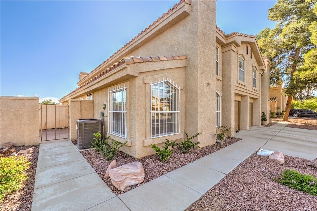 2803 Crystal Lantern Dr - Photo 2 of 31