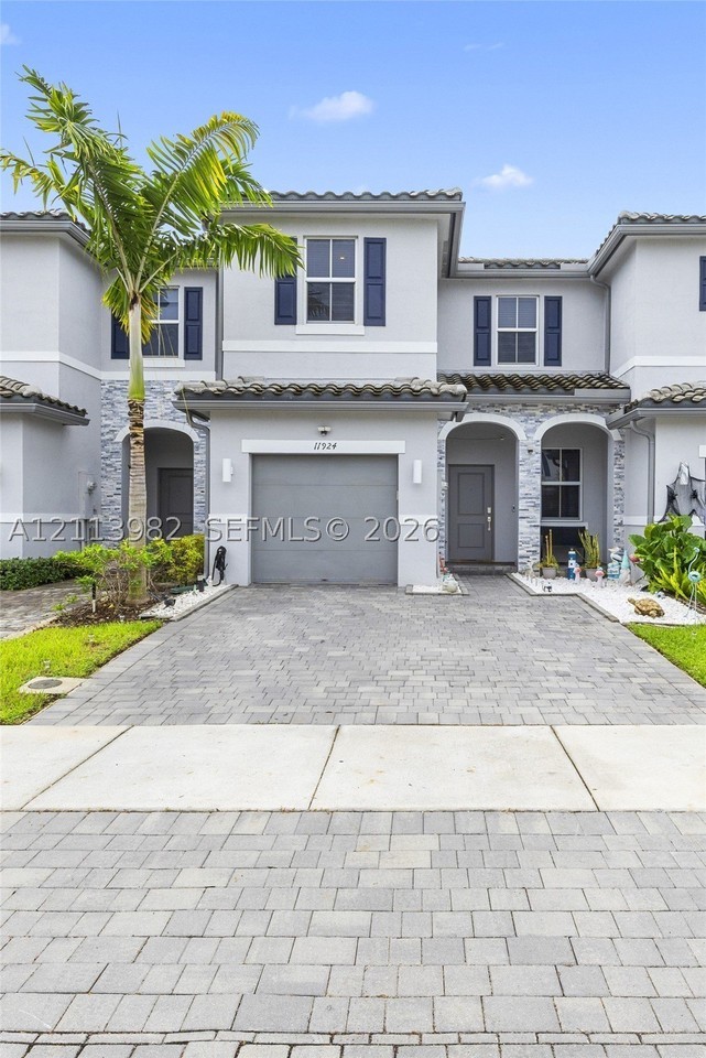 11924 Nw 47th Mnr - Photo 2 of 35