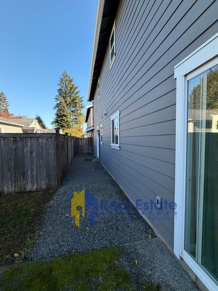 647 Pike St - Photo 4 of 24