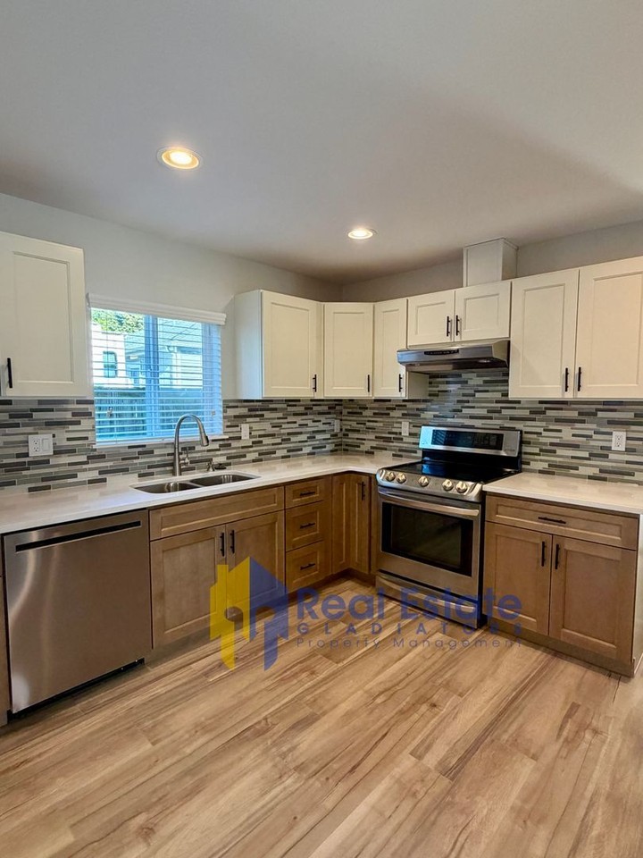 647 Pike St - Photo 6 of 24