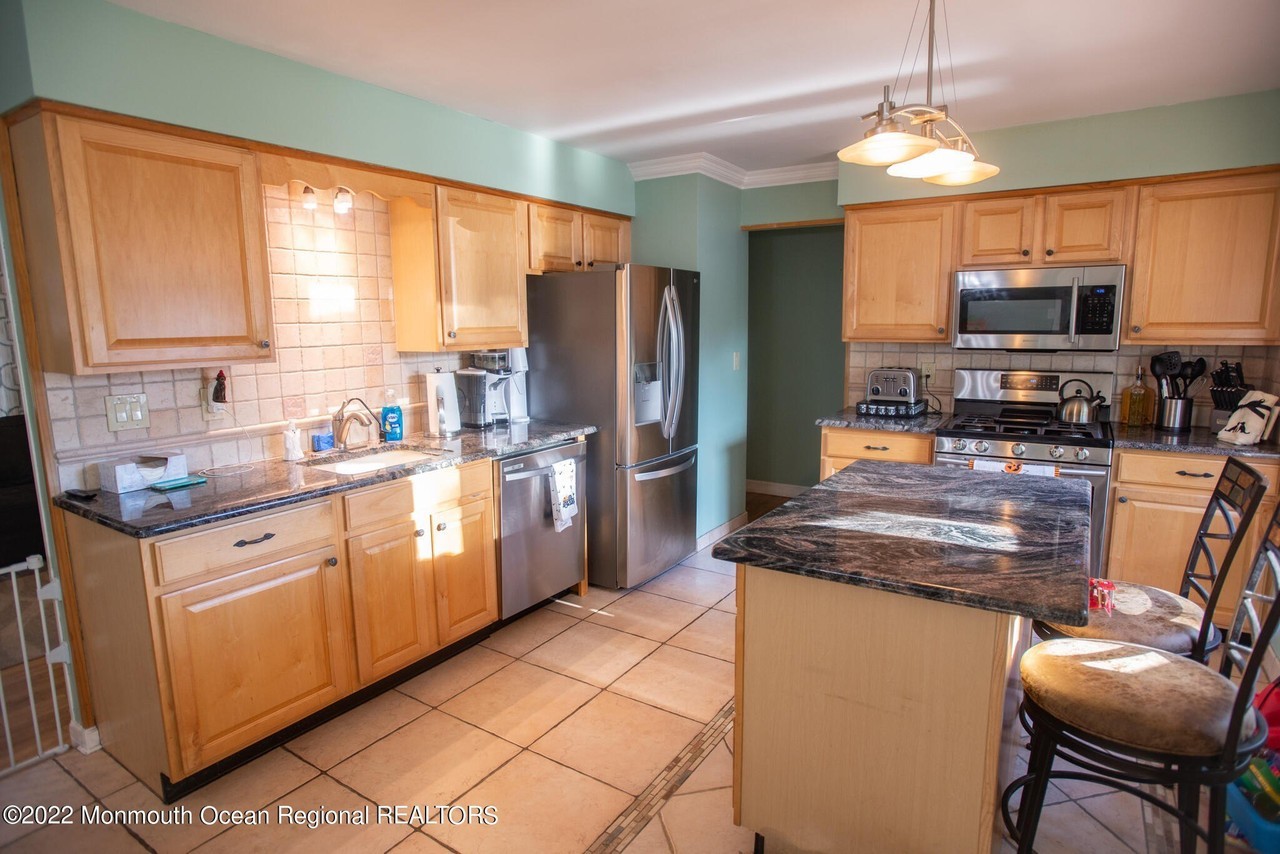 384 Essex Dr - Photo 2 of 23