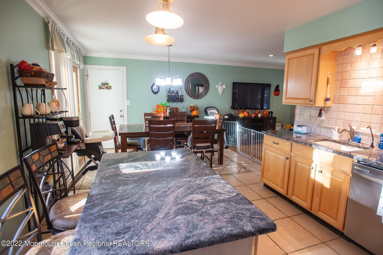 384 Essex Dr - Photo 3 of 23