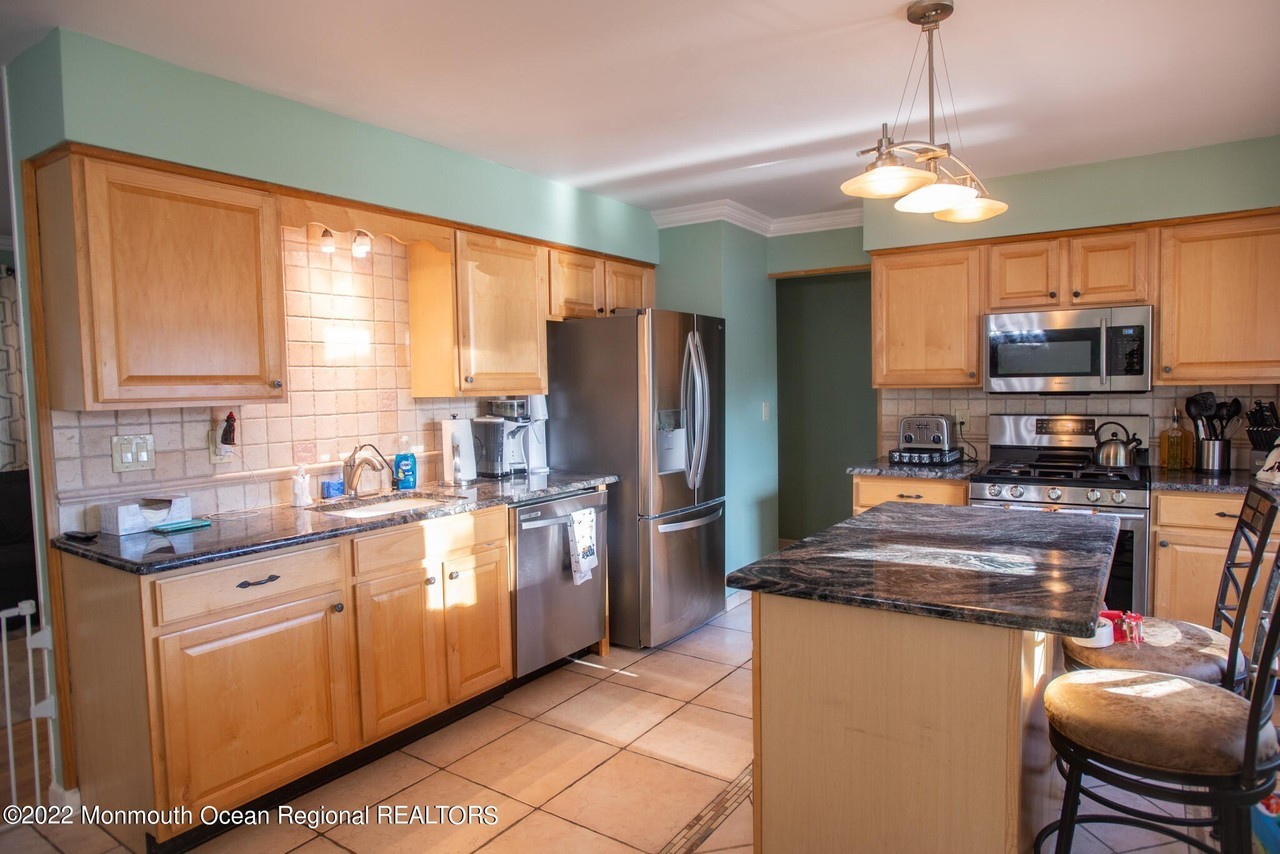 384 Essex Dr - Photo 4 of 23