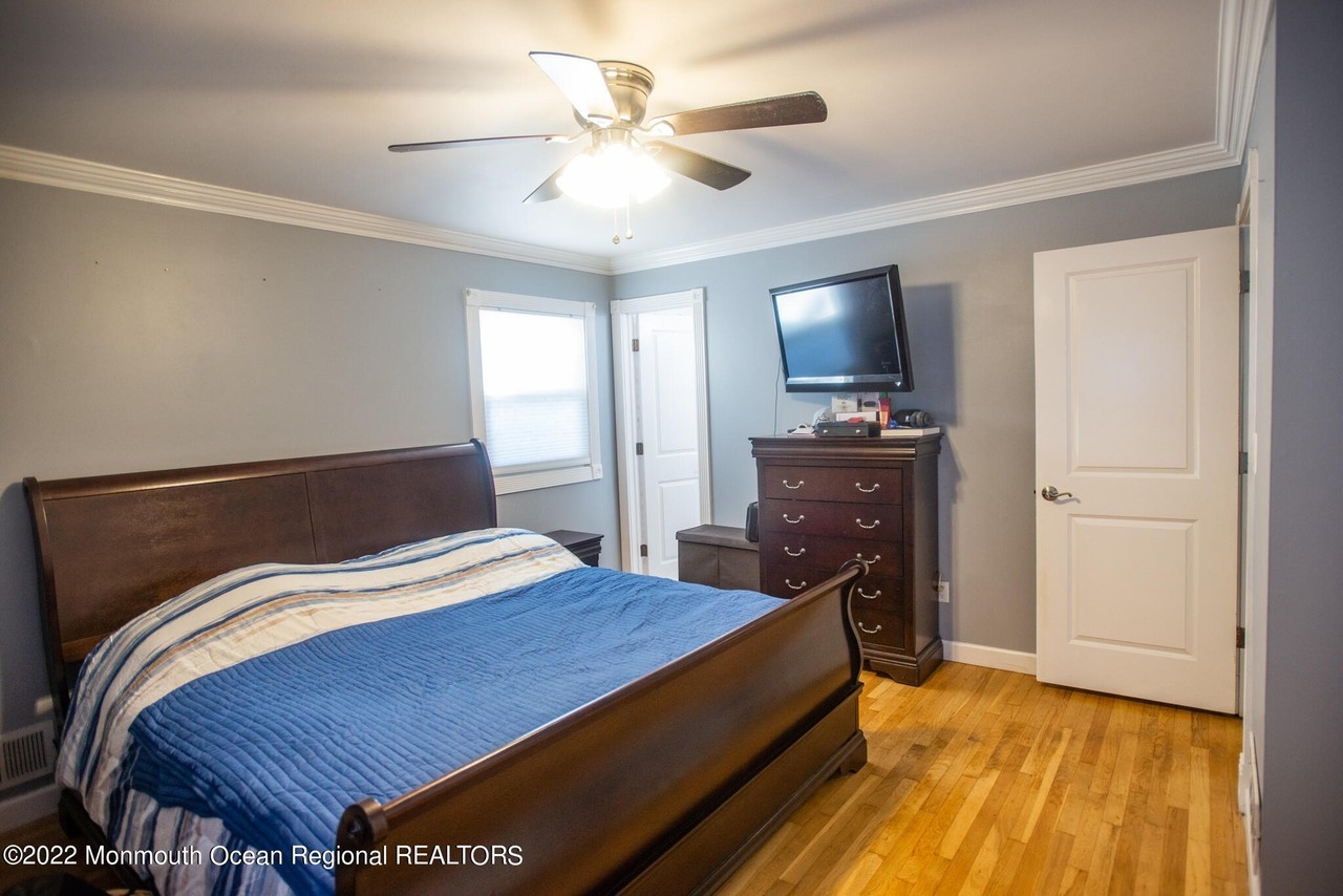 384 Essex Dr - Photo 6 of 23