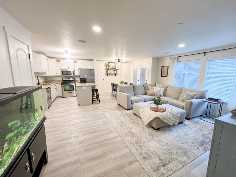 909 S Main St - Photo 2 of 11