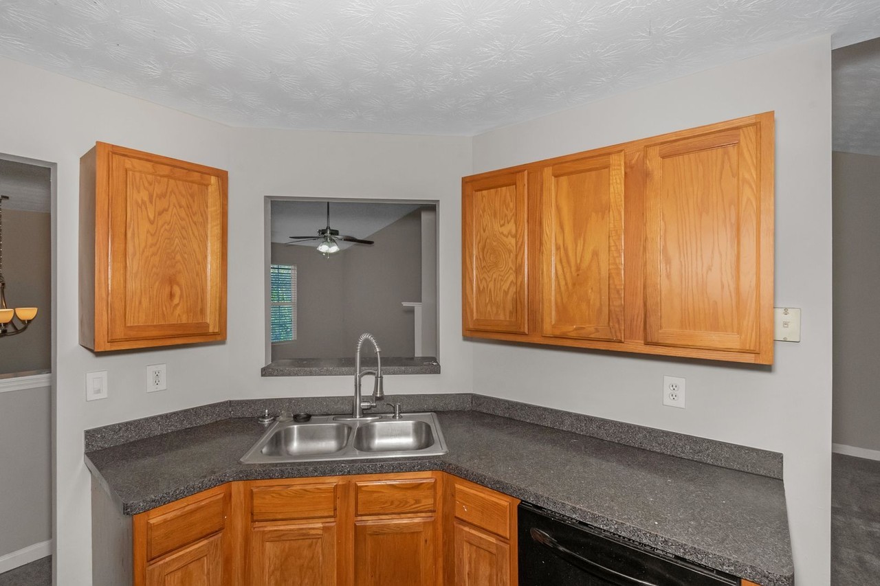 8182 Sterling Ln - Photo 6 of 42
