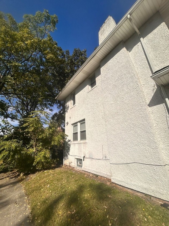 7958 S Yale Ave - Photo 2 of 25