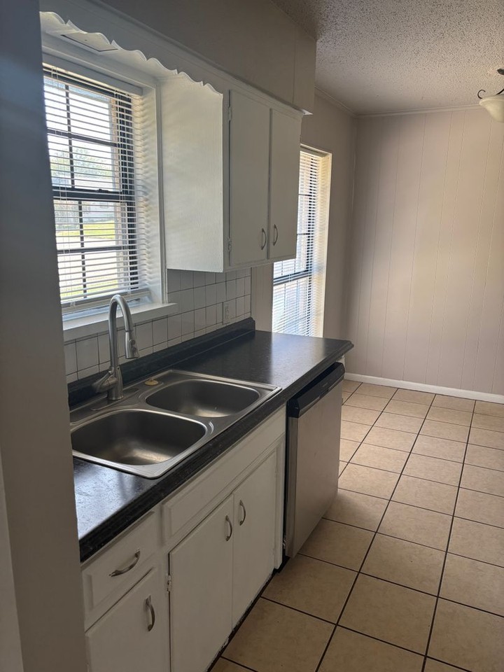 701 N Scullin Ave - Photo 6 of 10