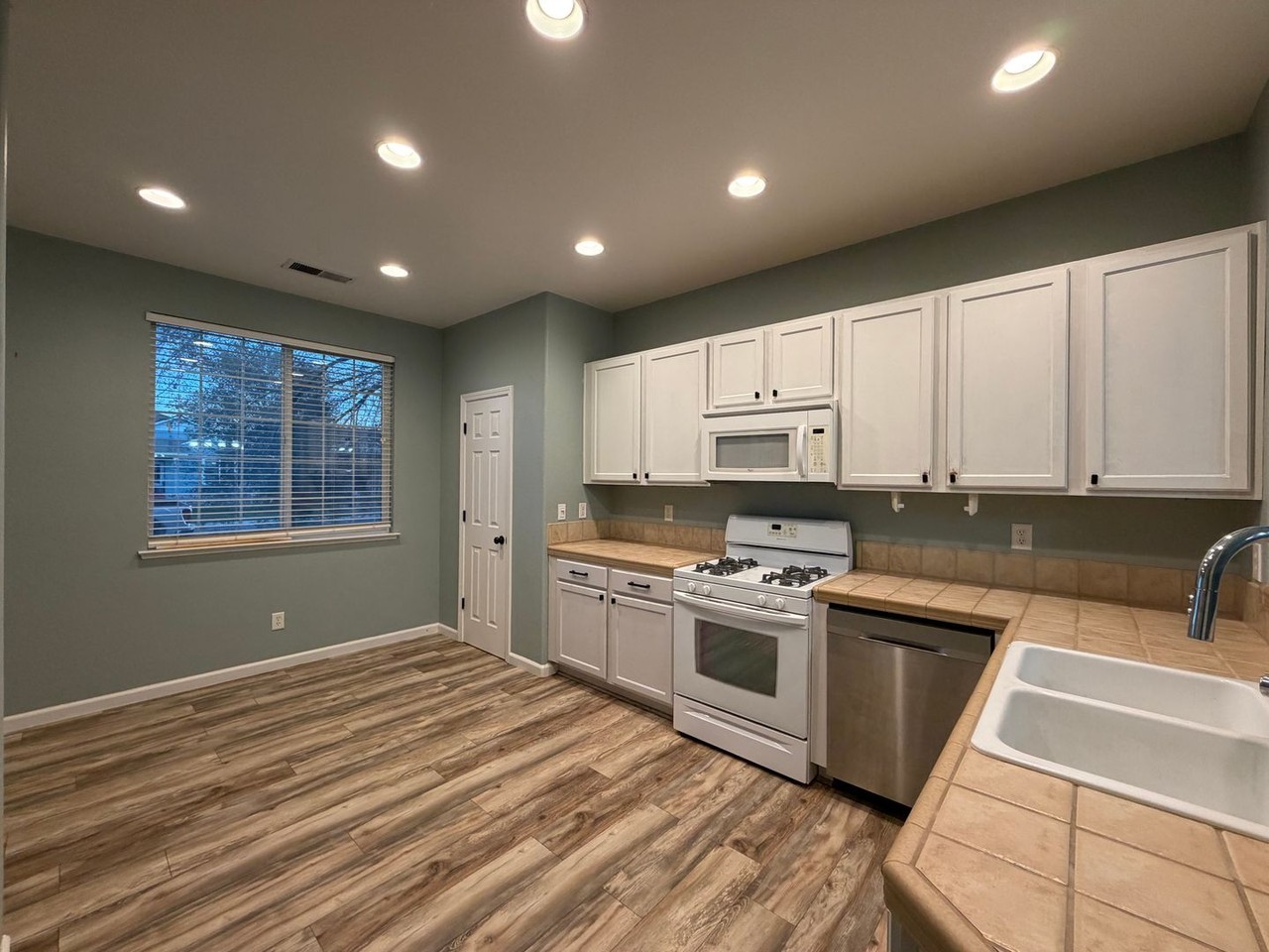 1194 Mountain Rose Dr - Photo 4 of 26
