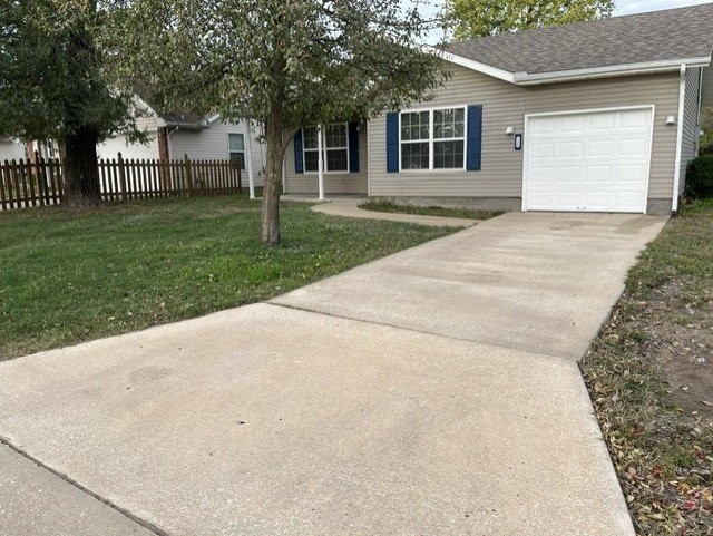 100 S Mccoy Ave - Photo 3 of 10