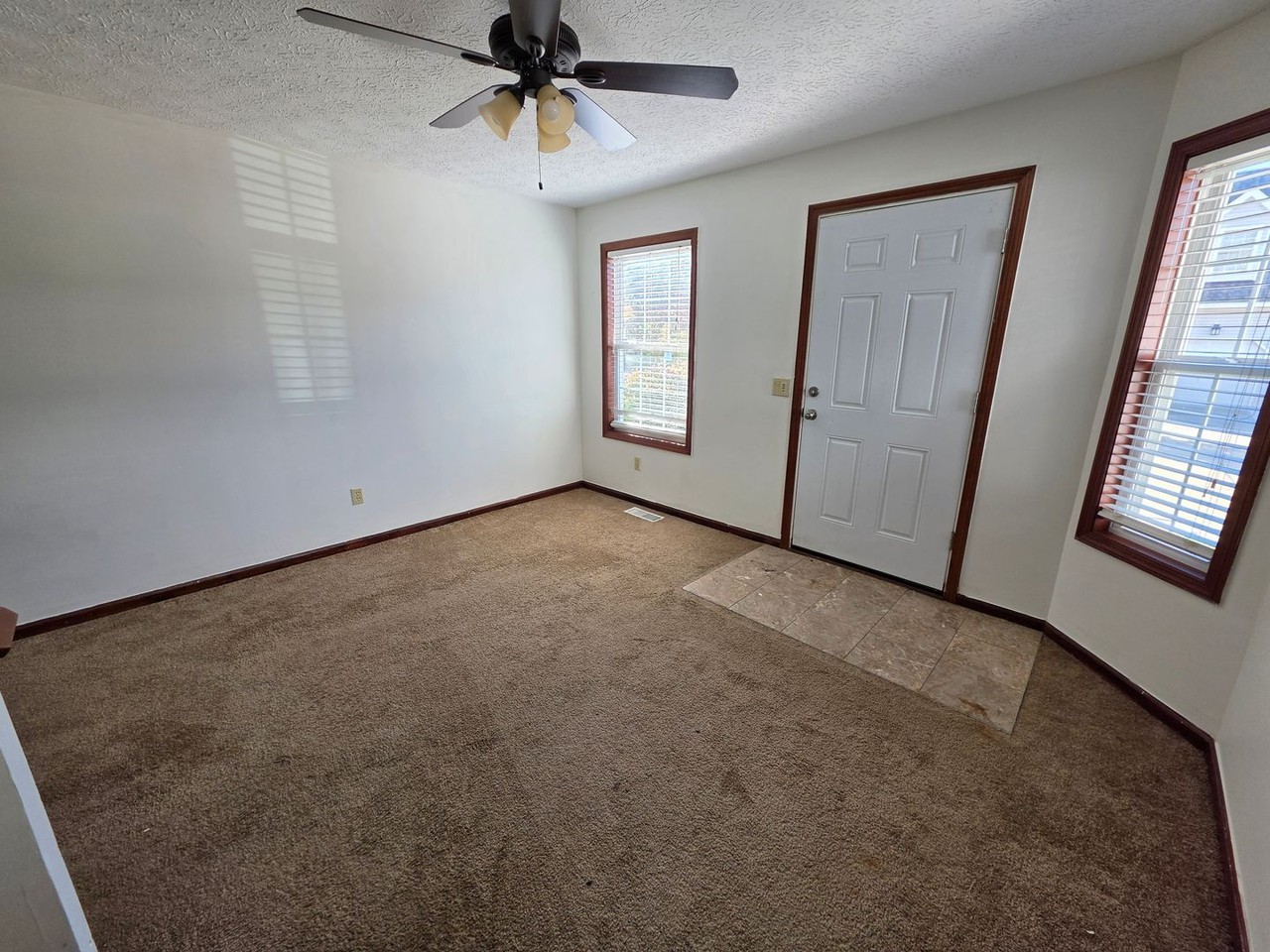 377 University Ave - Photo 2 of 11