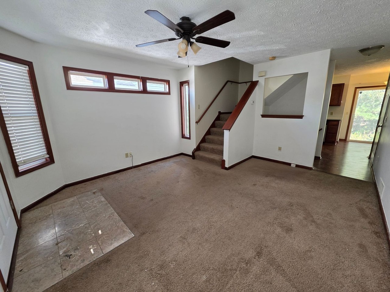 377 University Ave - Photo 3 of 11