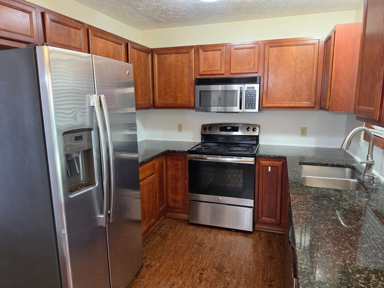377 University Ave - Photo 4 of 11