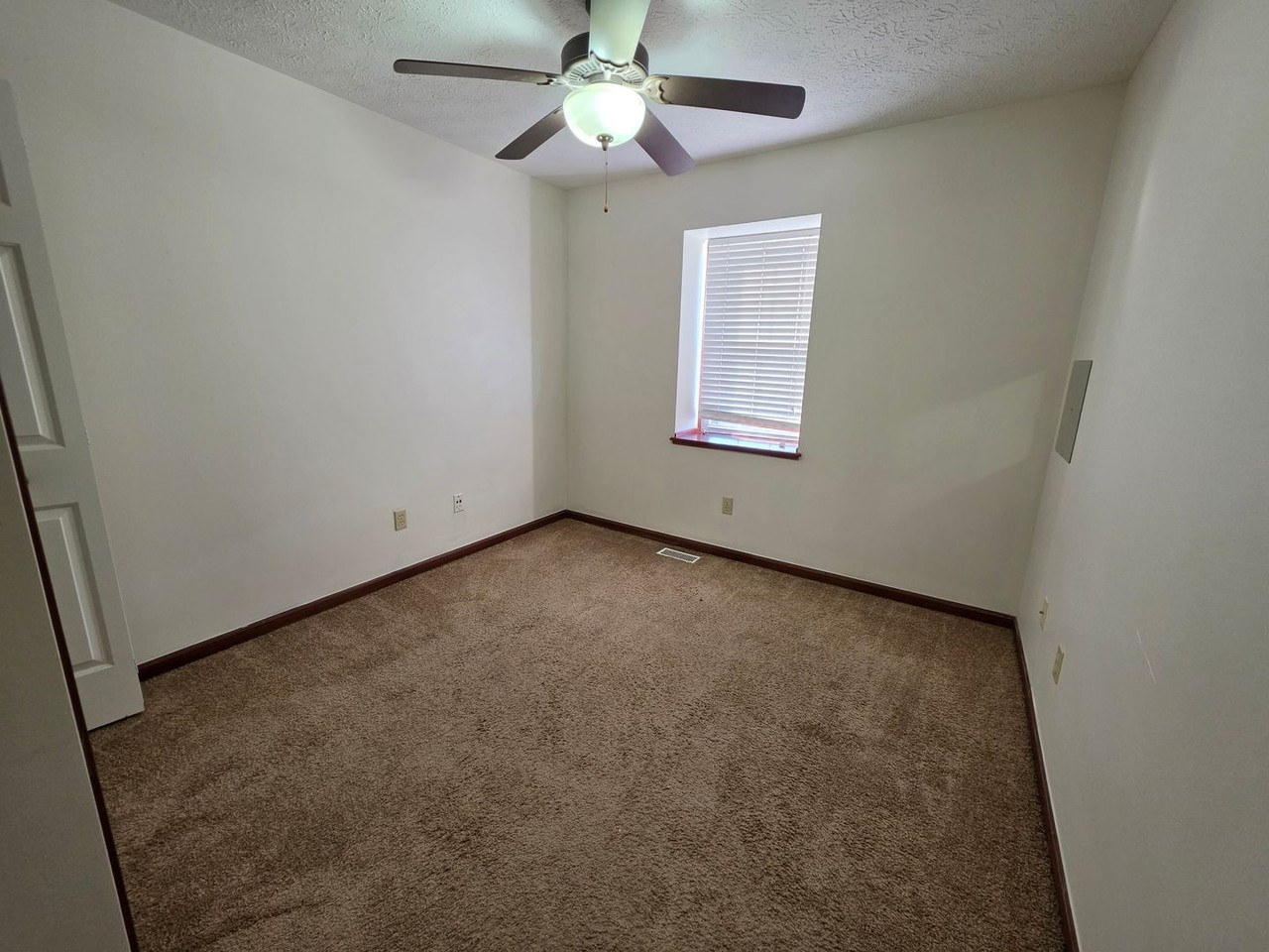 377 University Ave - Photo 5 of 11