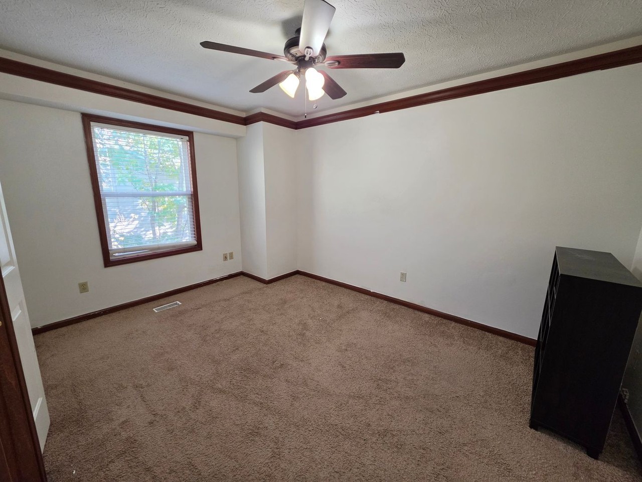 377 University Ave - Photo 7 of 11