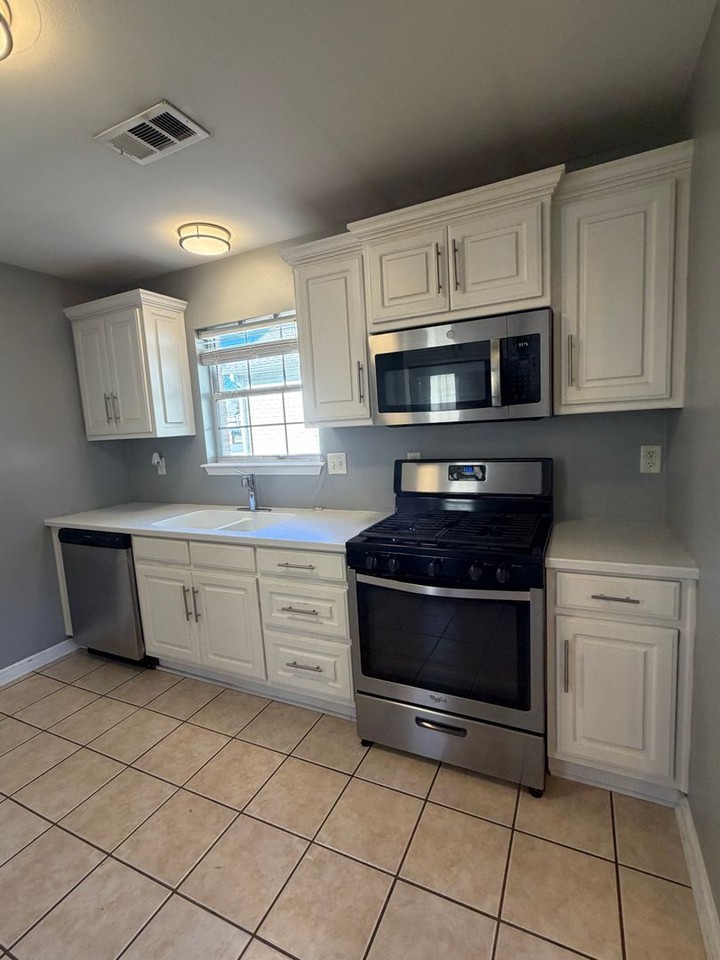 28 Stonehaven Dr - Photo 7 of 20