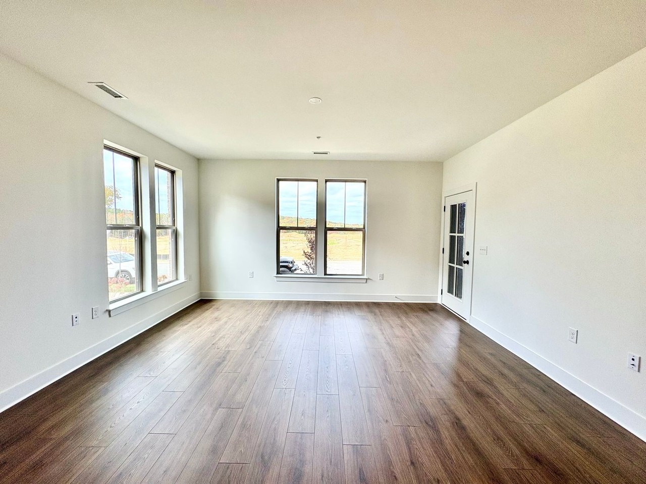 423 Aura Ave - Photo 3 of 18