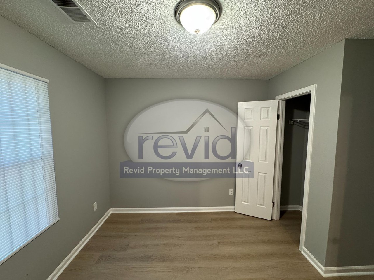 881 Alaska St - Photo 3 of 11