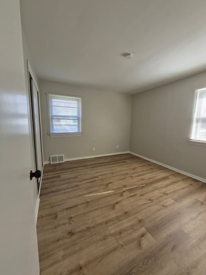 5530 Oakwood Ave - Photo 4 of 8