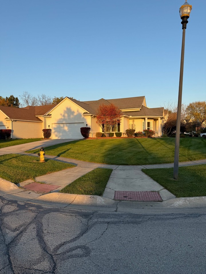 1202 Plum Grove Ln - Photo 2 of 20