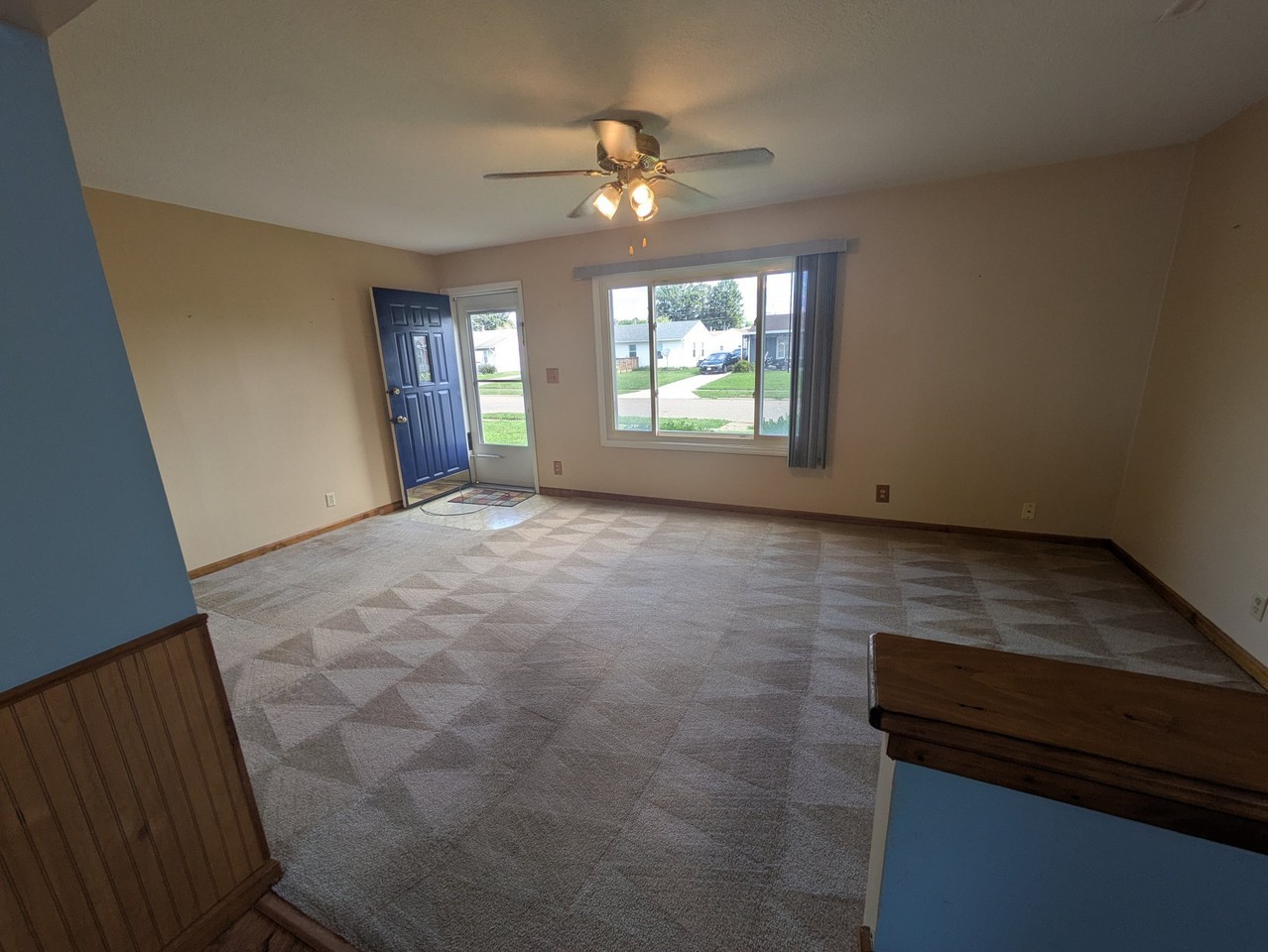 557 Edgewood Dr - Photo 2 of 7