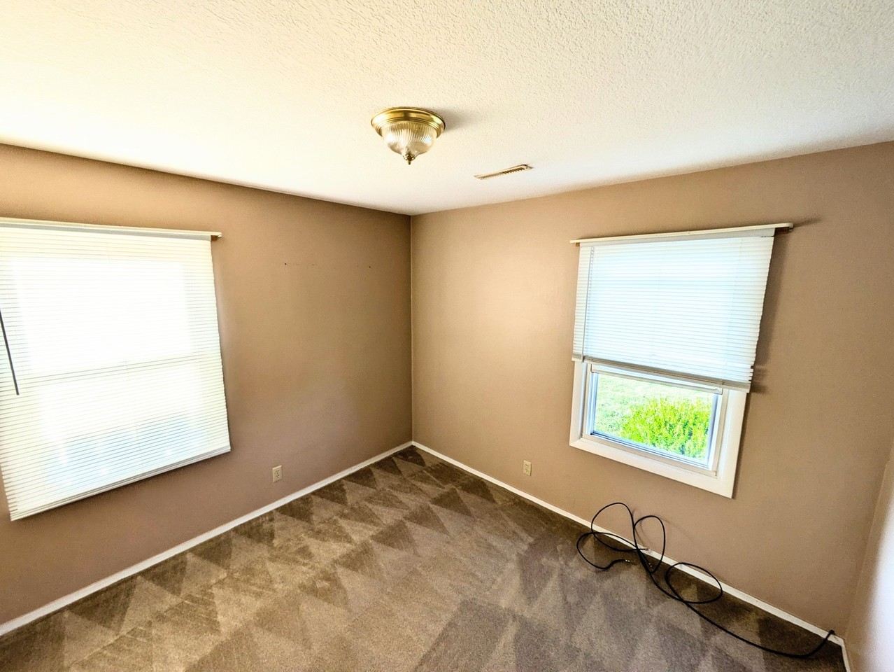 557 Edgewood Dr - Photo 5 of 7