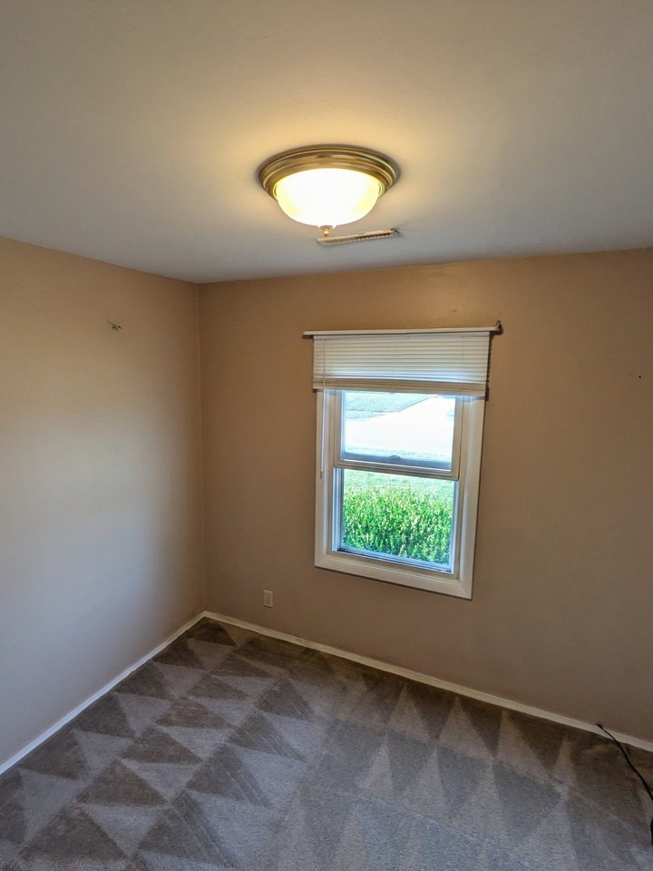 557 Edgewood Dr - Photo 7 of 7